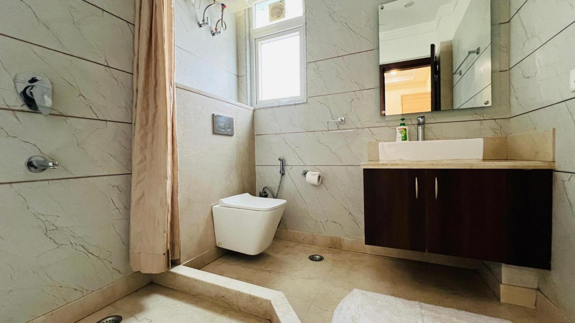 Bluo Studio5 Golf Course Road - Gym, Terrace Garden Гургаон Екстериор снимка