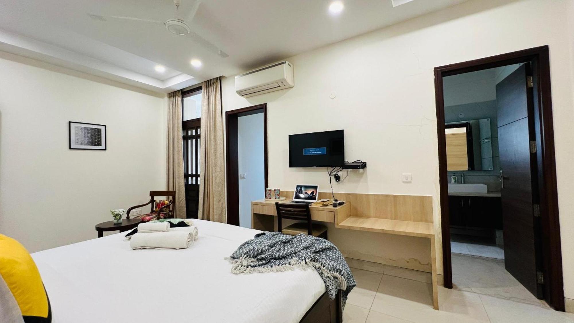 Bluo Studio5 Golf Course Road - Gym, Terrace Garden Гургаон Екстериор снимка